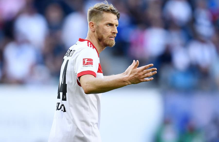 Aaron Hunt animiert seine Mitspieler mit einer Armbewegung.