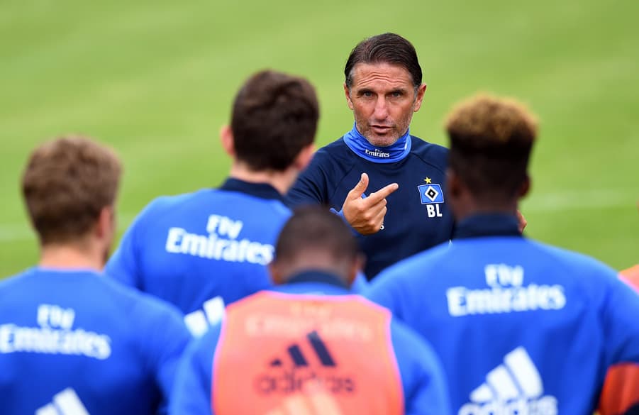 Bruno Labbadia spricht mit seinem Team.