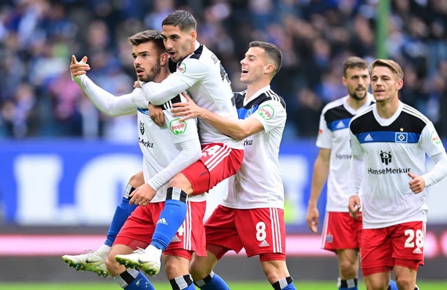 Riesiger Jubel: Mario Vuskovic hatte in der zwölften Minute seinen rechten Hammer rausgeholt und den Ball zum 1:1 eingeschweißt. Traumtor!
