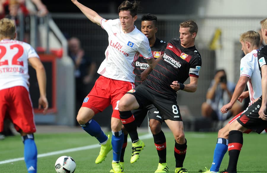 Gregoritsch im Zweikampf gegen Lars Bender.