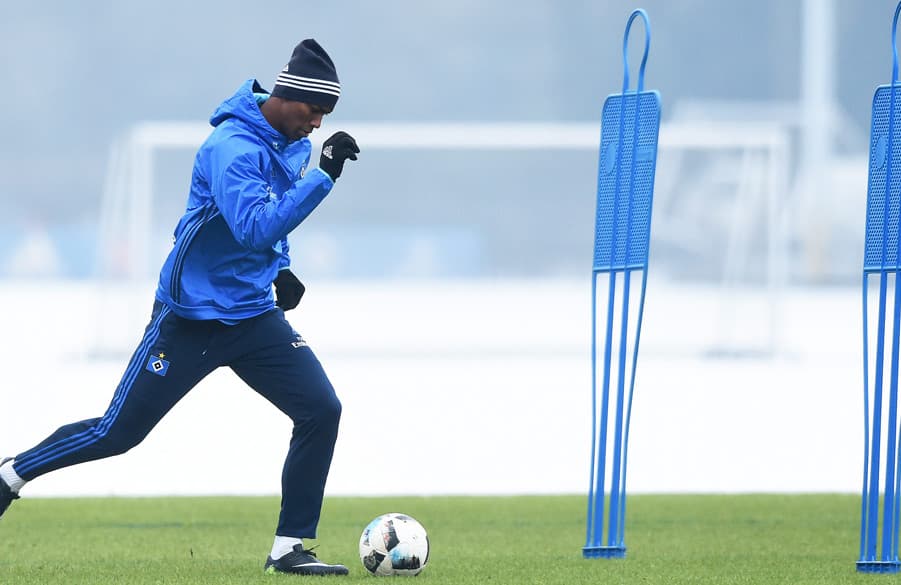 Walace bei seinem ersten HSV-Training im Tempodribbling.