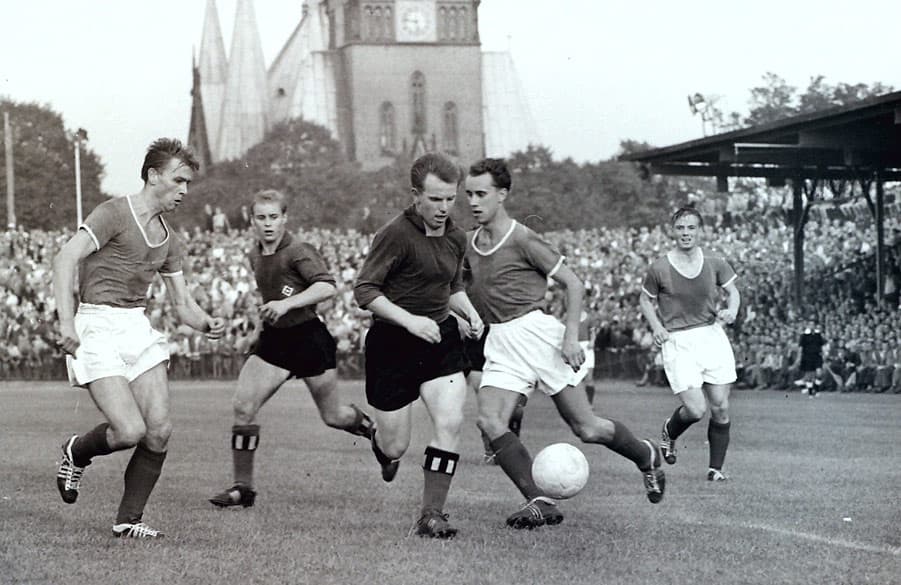 Horst Dehn und Charly Dörfel nehmen es mit drei VfLern auf.