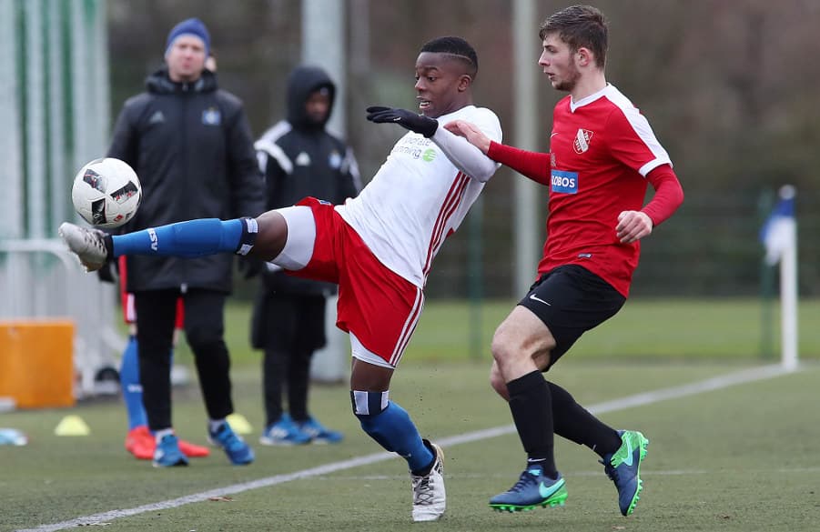 Ryan Adigo (l.) wird den HSV in Richtung Borussia Mönchengladbach verlassen.