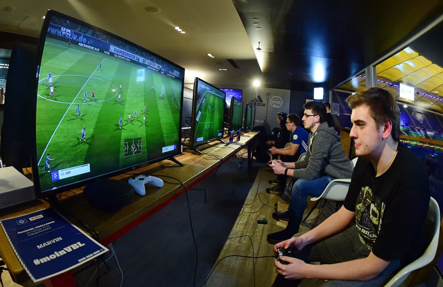 Konzentration bitte: Im Turniermodus wurde an den Xbox-Konsolen gegeneinander gezockt, um den besten Spieler zu ermitteln.
