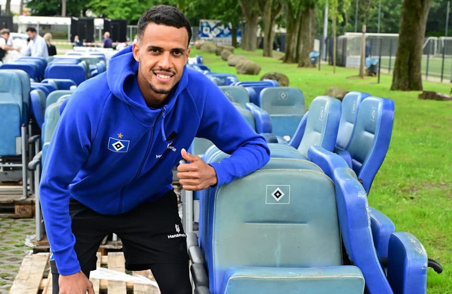 Ließ sich auch spontan bei der Vergabe-Aktion blicken: HSV-Torjäger Robert Glatzel.