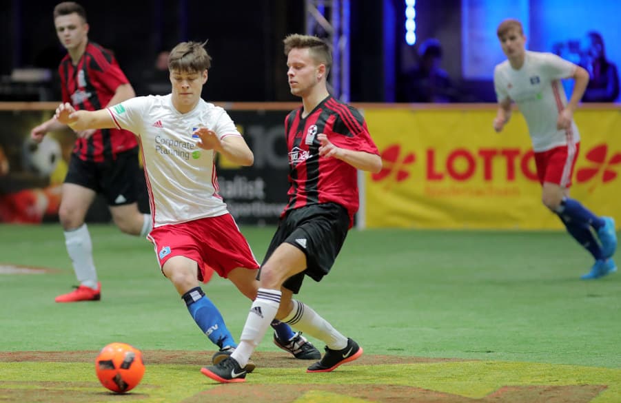 HSV-Spieler Julian Ulbricht ist mit einem Gegenspieler im Zweikampf