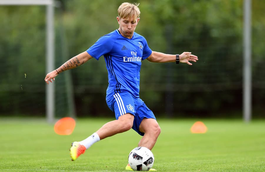 Lewis Holtby schießt im Training einen Ball.