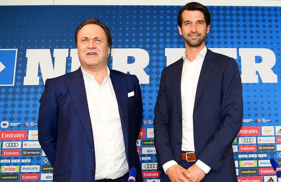 Der HSV-Aufsichtsratsvorsitzende Max-Arnold Köttgen und der neue HSV-Sportvorstand Jonas Boldt stehen in der Pressekonferenz zum Foto bereit.