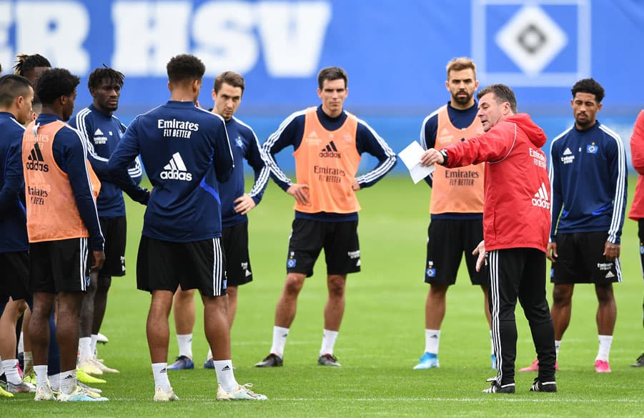 Dieter Hecking steht im Mannschaftskreis.