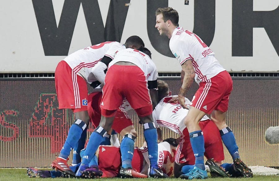 Die Spieler bejubeln das 2:0 von Matthias Ostrzolek