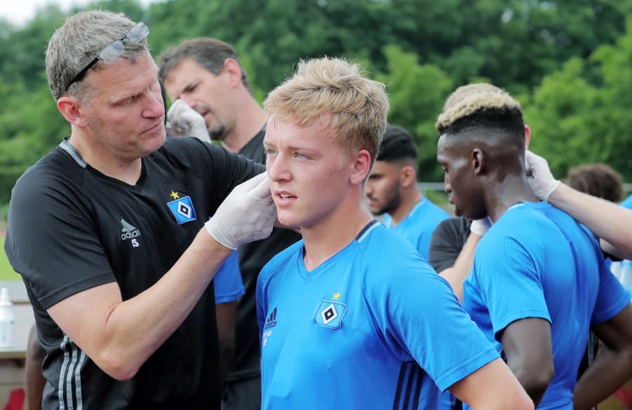 Am Montag bekamen Fabian Gmeiner (r.) und Co. für den Laktattest Blut abgenommen.