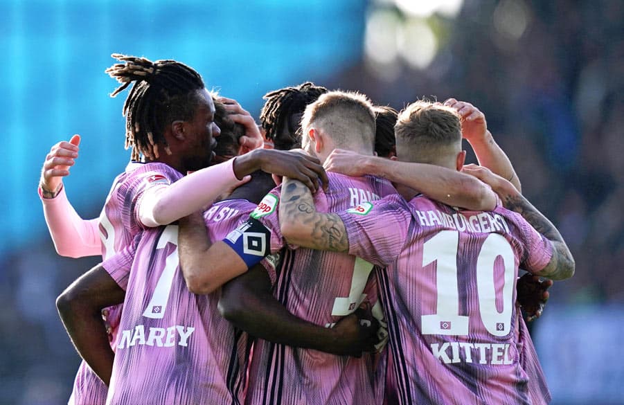 Die HSV-Profis jubeln über ein Tor in Darmstadt.