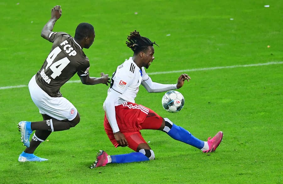Kein Meter wird hergeschenkt, kein Ball verloren gegeben. Gideon Jung macht es vor. Für den dienstältesten HSVer ist das Derby definitiv ein besonderes Spiel.