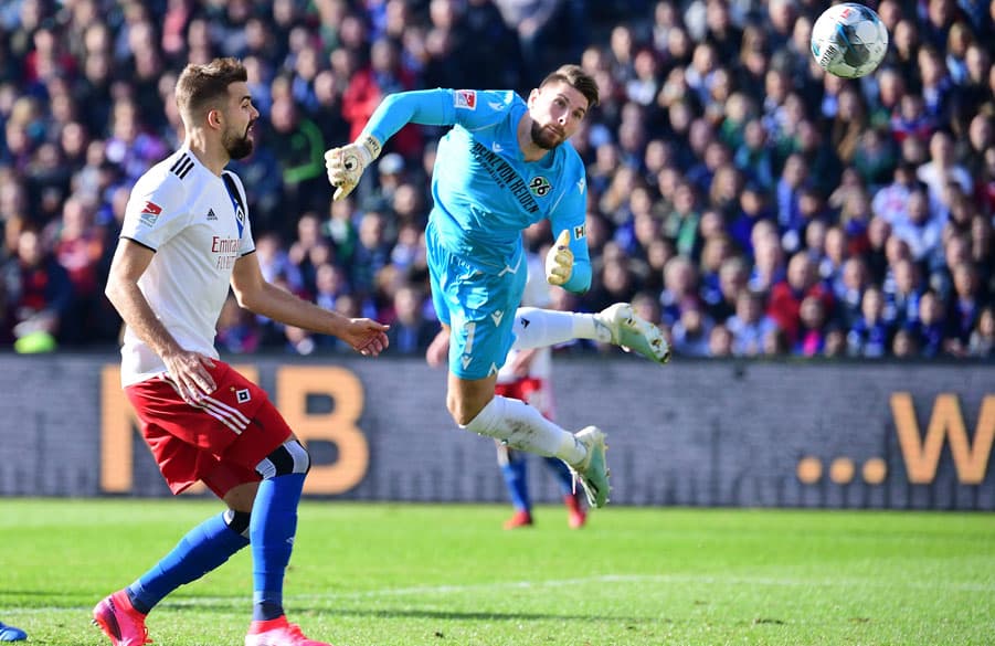 So wie in dieser Szene Lukas Hinterseer, war der HSV in der ersten Halbzeit einige Male nah dran an 96-Keeper Zieler und dessen Kasten, doch es schlug nicht ein.