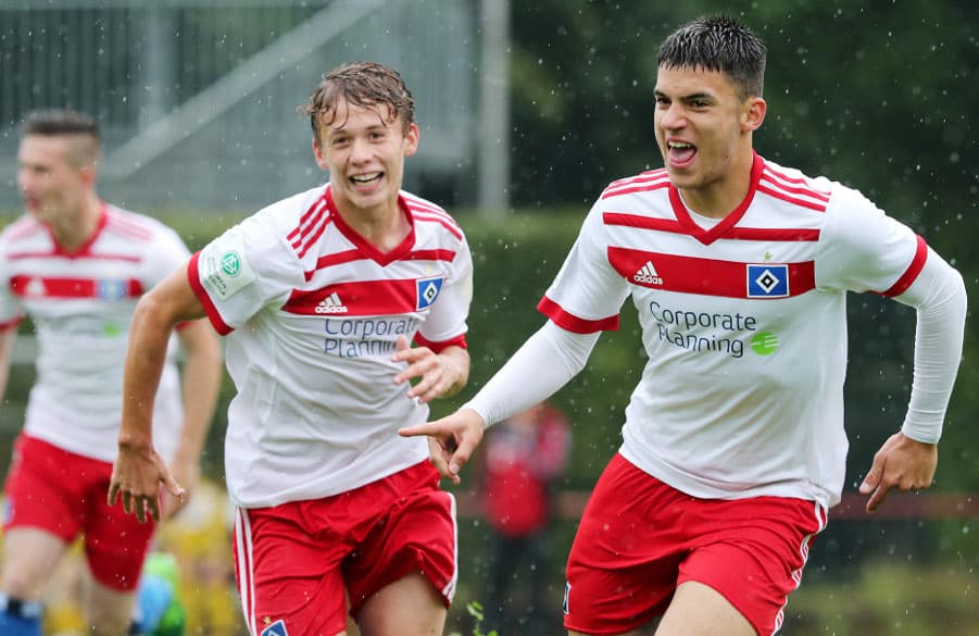 Erstes Pflichtspiel, erstes Tor: U17-Stürmer Peter Beke (r.) feierte einen Einstand nach Maß. Anssi Suhonen gefällt's.
