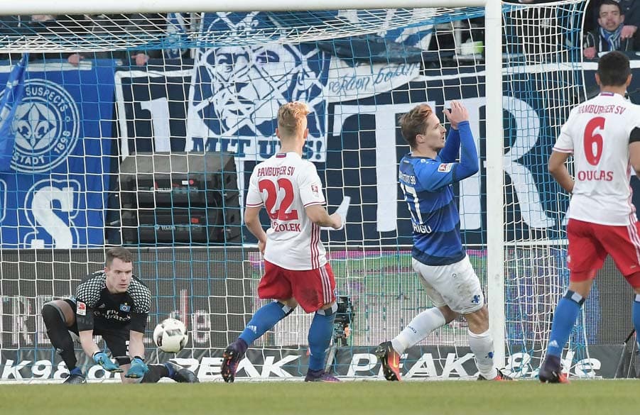 Christian Mathenia hält Ball gegen den SV Darmstadt 98.