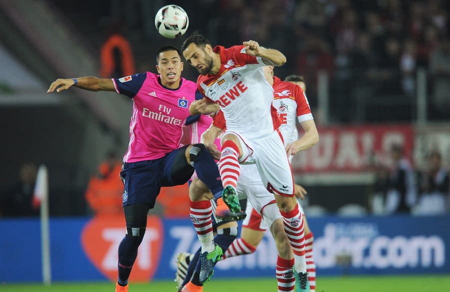 Bobby Wood battles Cologne’s Mergim Mavraj.