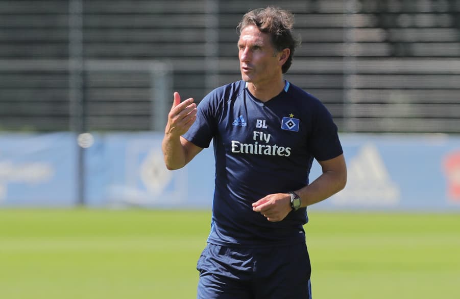 Cheftrainer Bruno Labbadia zeigt im Training.