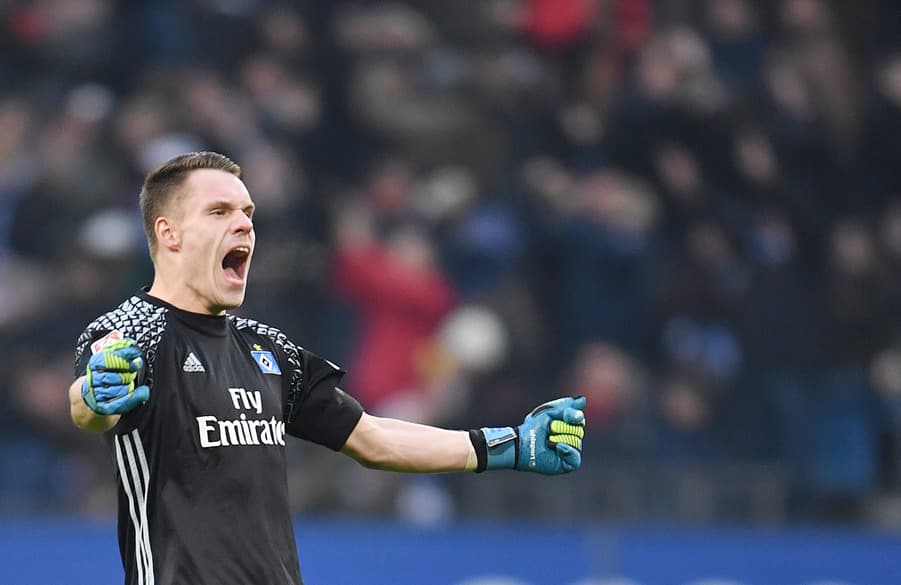 Christian Mathenia bejubelt ein Tor von Michael Gregoritsch gegen Werder Bremen.