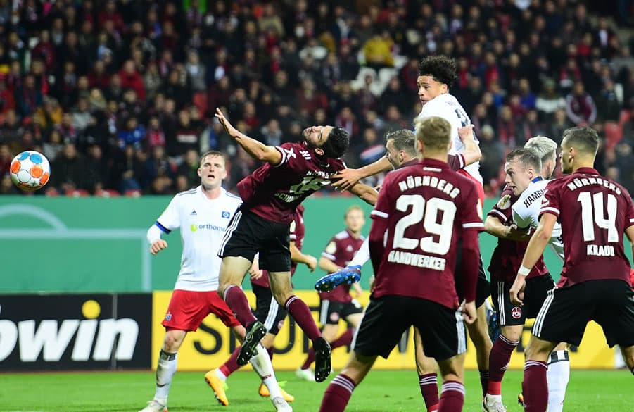 Die Hamburger Führung: Jonas David schraubt sich hoch und köpft zum 1:0 ein.