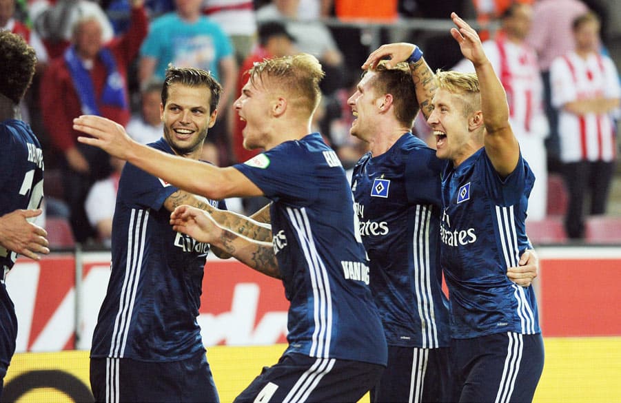 Spieler bejubeln einen Treffer.