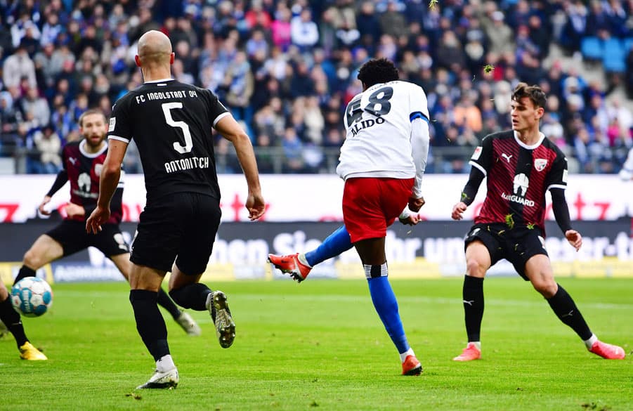 Die frühe Führung: Faride Alidou dribbelt nach Kittel-Zuspiel in den Strafraum und vollendet zum 1:0 ins lange Eck. Tolles Tor!