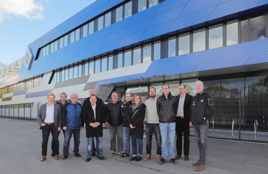 Die Vertreter aller fünf Partnerschulen mit den HSV-Verantwortlichen vor dem Campus. 
