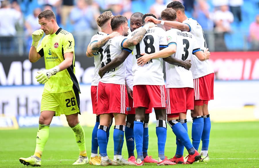 FCN-Keeper Mathenia ist bedient, der HSV feiert: Robert Glatzel hat per Kopf zum 1:1 getroffen.