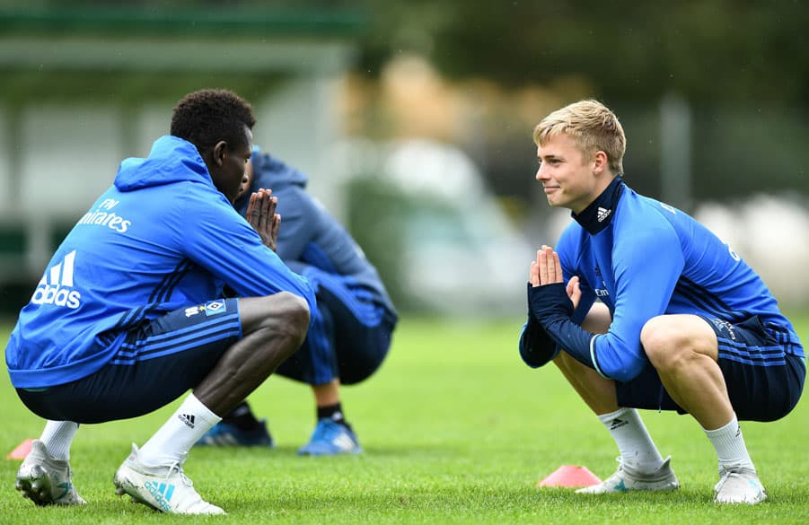 Bakery Jatta und Finn Porath hocken im Training gegenüber.