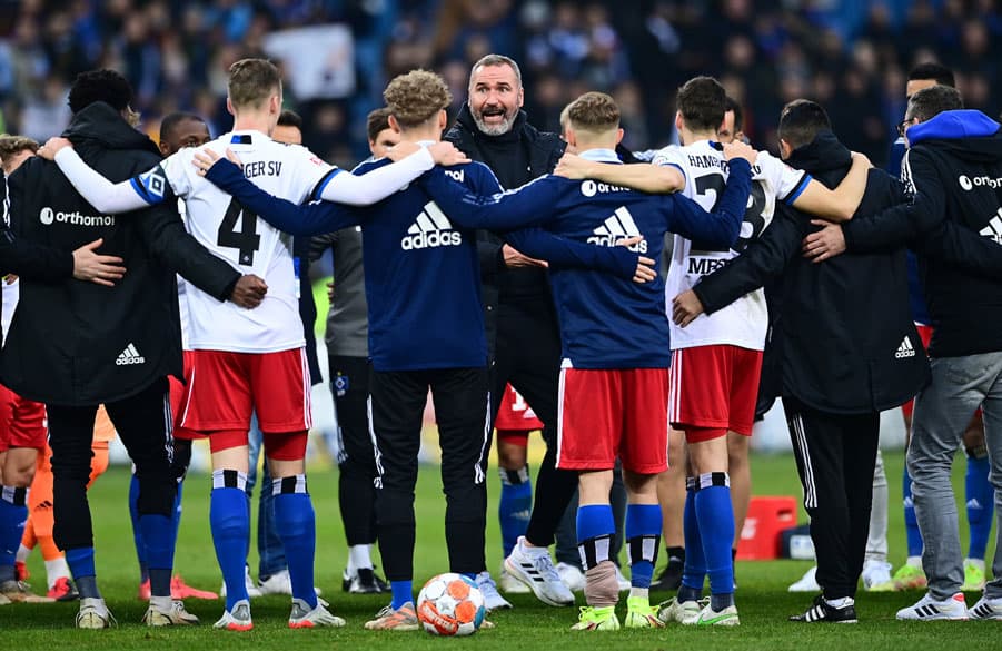 Verschworene Einheit: Trainer Tim Walter und sein Team, dem der Coach nach dem Spiel eine Überraschung bereitete.