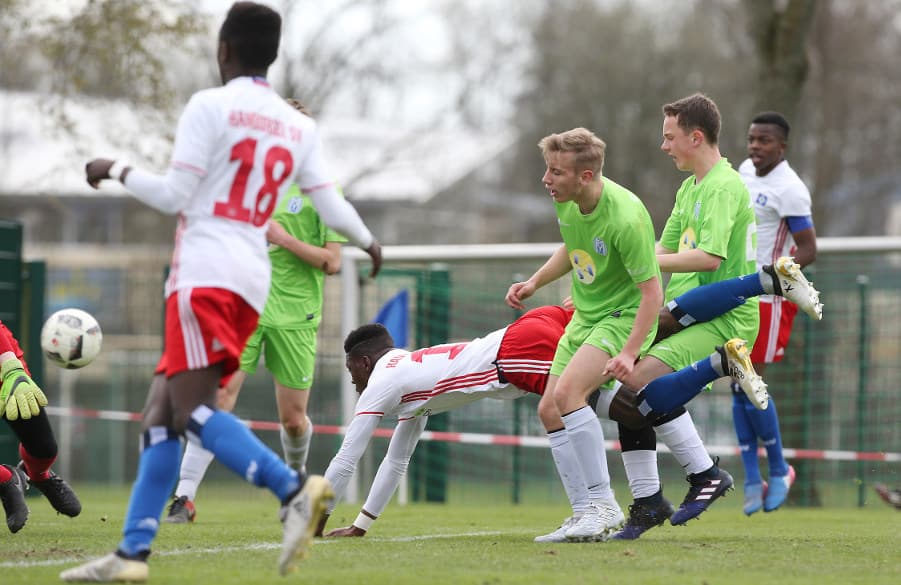 Faride Aildou (M.) mit dem Flugkopfball zum 1:1 gegen den SV Meppen.