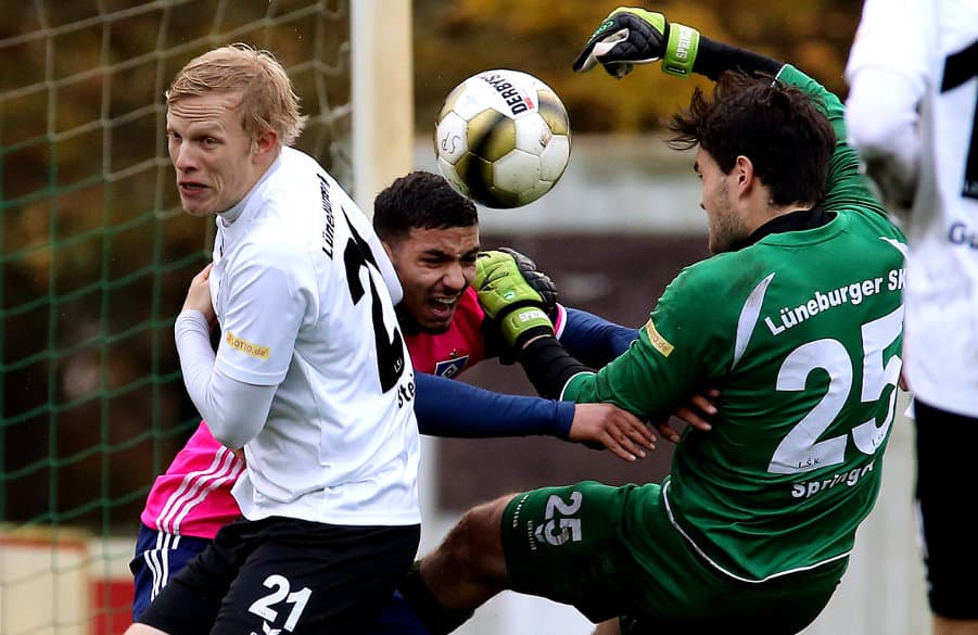 Zusammenprall zwischen U21-Kicker Adel Daouri (M.) und LSK-Torwart Ole Springer (r.).