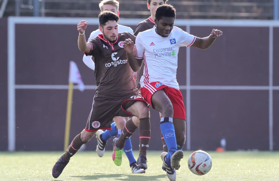 Hart umkämpft war die Partie der U16 beim FC St. Pauli.