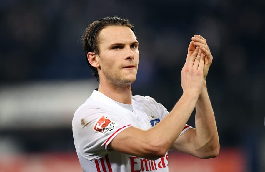 Albin Ekdal klatscht Beifall.