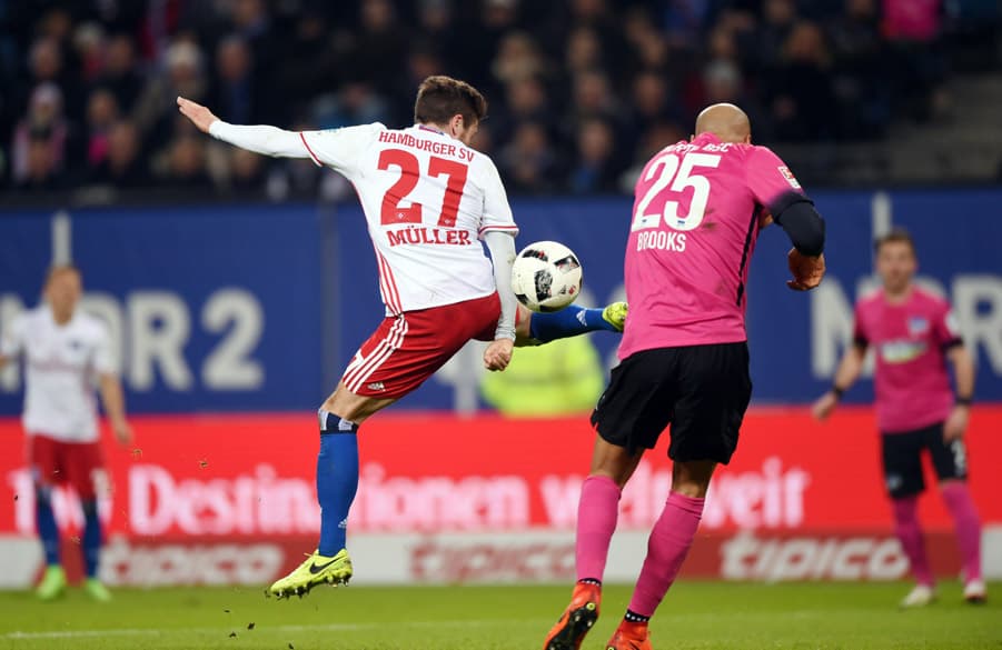 Nicolai Müller und John Anthony Brooks im Zweikampf.