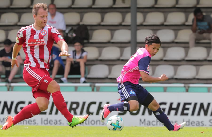 Tatsuya Ito (r.) im Duell mit Jan Lüneburg von Eintracht Norderstedt.