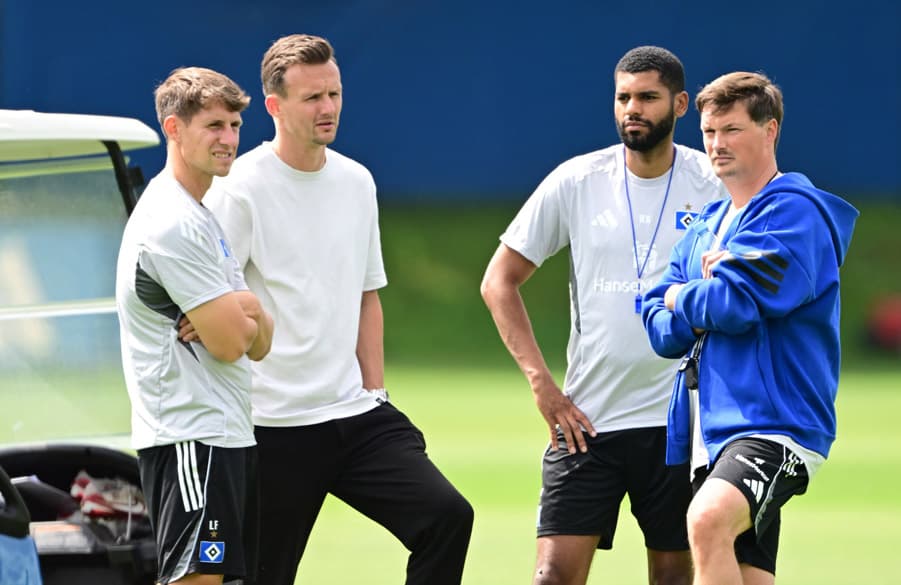 Auch mit dem Trainerteam um Loic Fave, Richard Krohn und Merlin Polzin (v.l.) steht Costa permanent im Austausch.