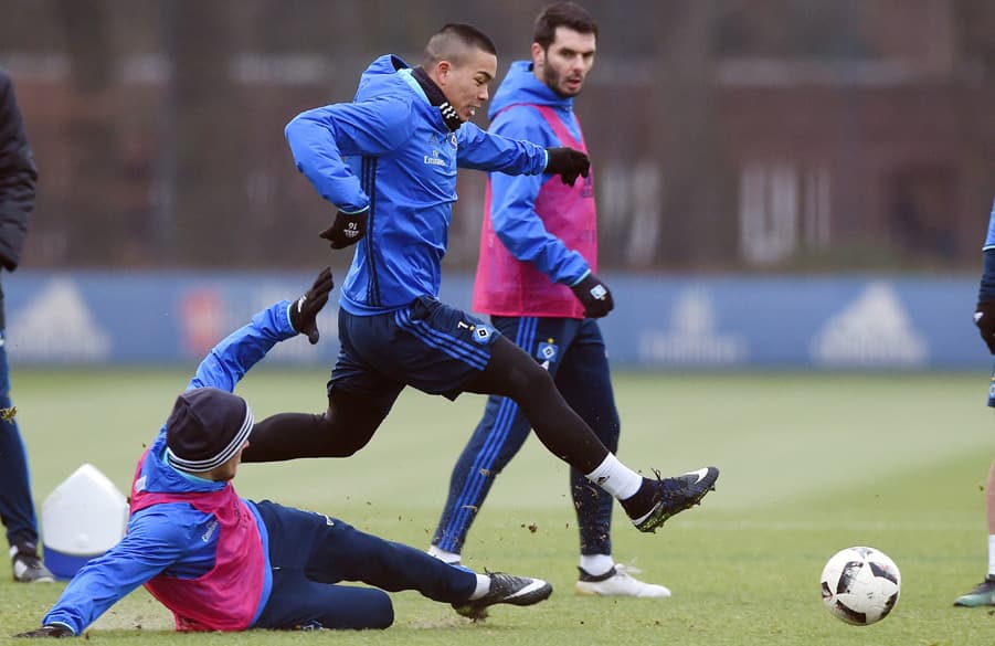 Filip Kostic und Bobby Wood im Trainingszweikampf.