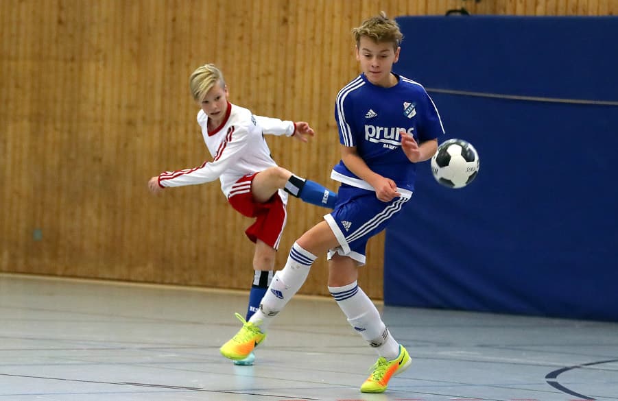 Der U13-Angreifer kommt in der Halle zum Abschluss und zimmert den Ball auf den Kasten.