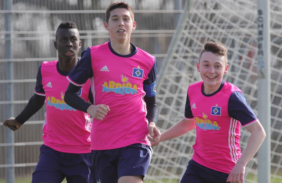 Nach dem Sieg noch kurz für die Kamera posen? Für die  U15 kein Problem.