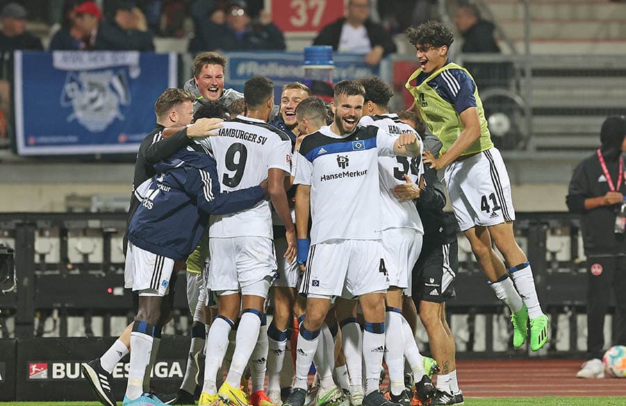 Große mannschaftliche Geschlossenheit: Trainer, Spieler und Staff bilden beim HSV eine Einheit.