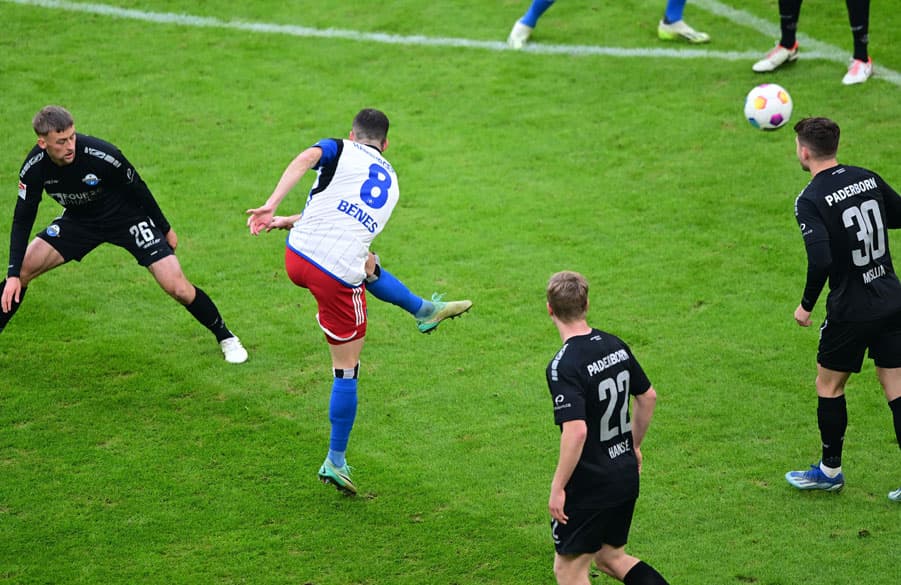 Die Szene, die jeden Fußballfan mit der Zunge schnalzen ließ: Laszlo Benes hat volley abgezogen und den Ball unhaltbar zum 1:0 unter die Latte gezimmert.