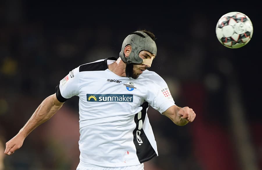 Paderborns Klaus Gjasula beim Kopfball.