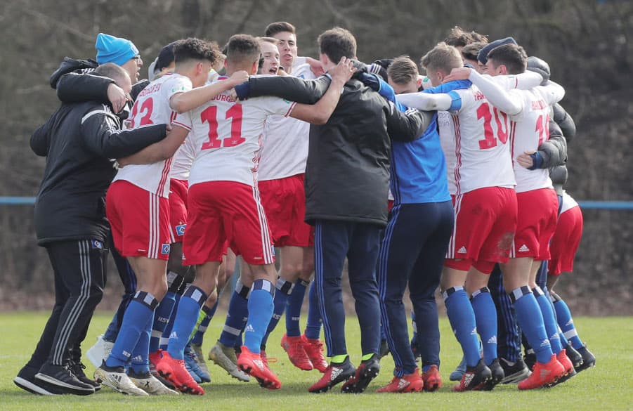 Die U17 des HSV steht im Kreis, um den Derbysieg über den FC St. Pauli zu feiern. 