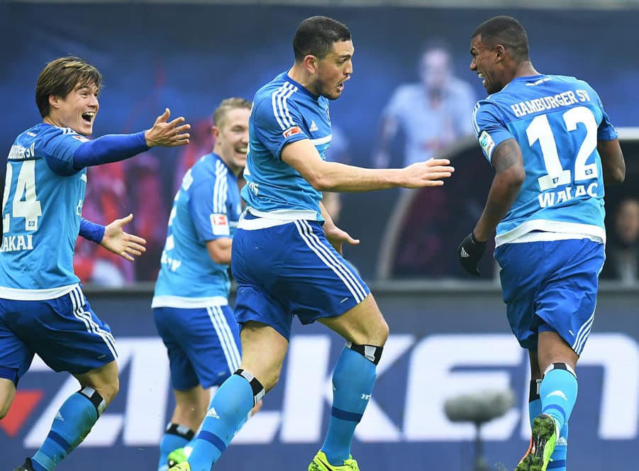 Papadopuolos und Wallace bejubeln den HSV-Treffer.