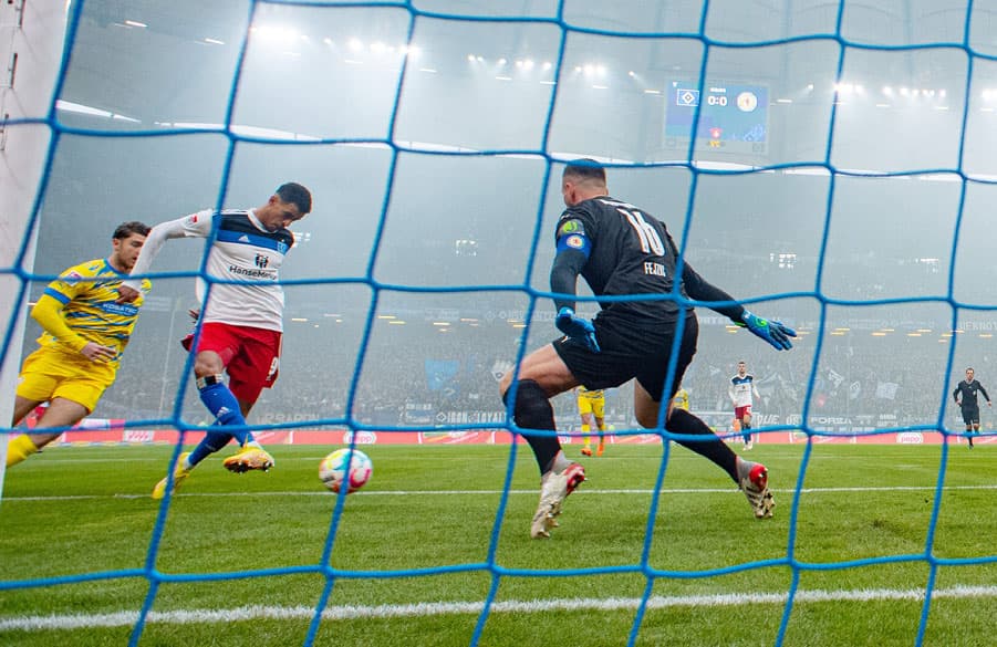 Zur Führung getunnelt: Robert Glatzel vollendet eine perfekte Muheim-Hereingabe treffsicher zum frühen 1:0.