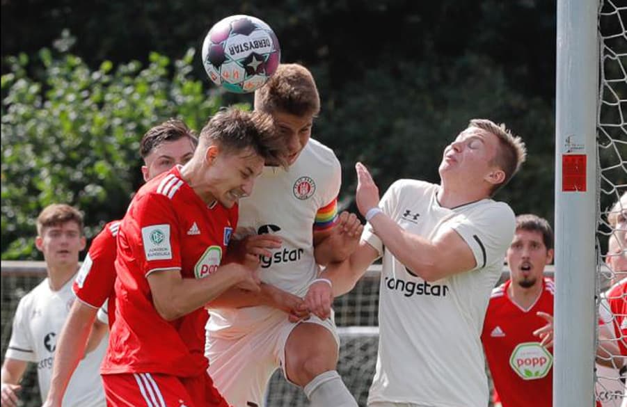 Etienne Sohn (li.) im Kopfballduell