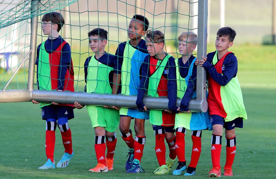 Beim Training der U11 sind die Ausbildung von Mut und Kreativität entscheidend. "Ganz wichtig ist uns, dass wir den Kindern Mut und Spaß am Spiel vermitteln", sagt Trainer Frederick Neumann.