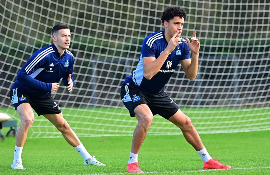 Innenverteidiger Jonas David (r.) kann im Trainingslager derzeit aufgrund eines leichten Muskelfaserrisses - genau wie Teamkollege Laszlo Benes - nur individuell trainieren.