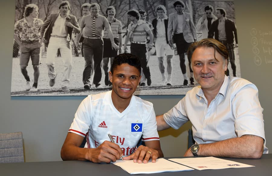 Douglas Santos and Dietmar Beiersdorfer at the contract signing.